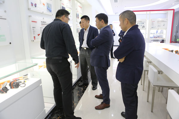 北汽集團副總裁張建（jiàn）勇參觀考察草莓污视频